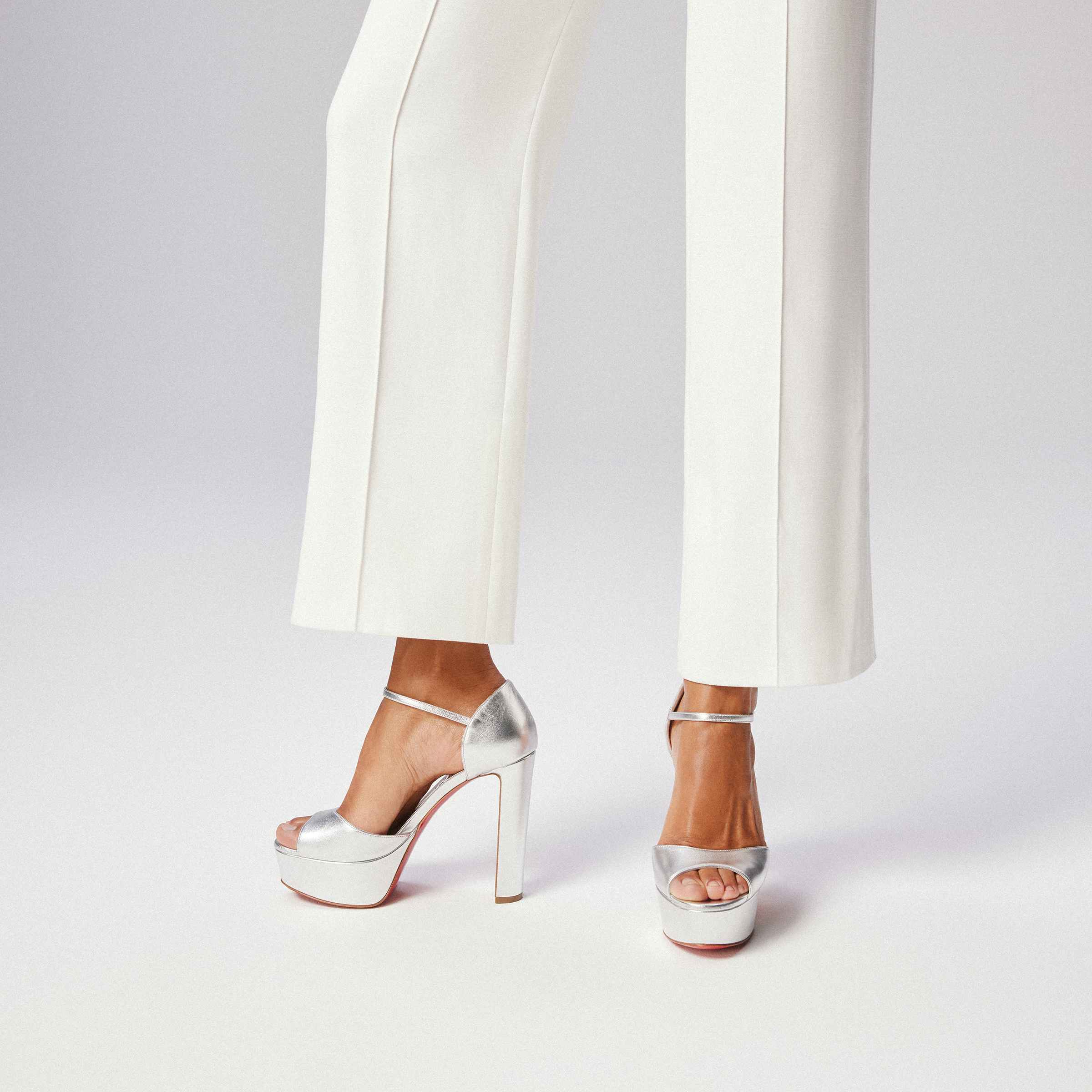 Christian Louboutin シャンパンシルバーサテン ハイヒール 中古・古着通販】Christian Louboutin (クリスチャン・ルブタン