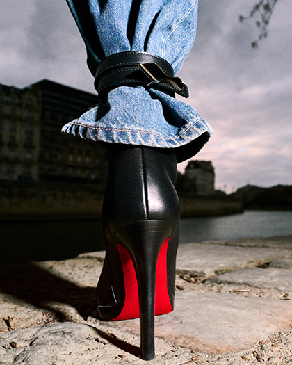 青いレザーケース スタッズ付き　Louboutin Christian Louboutin（クリスチャンルブタン） スタッズ クラッチ